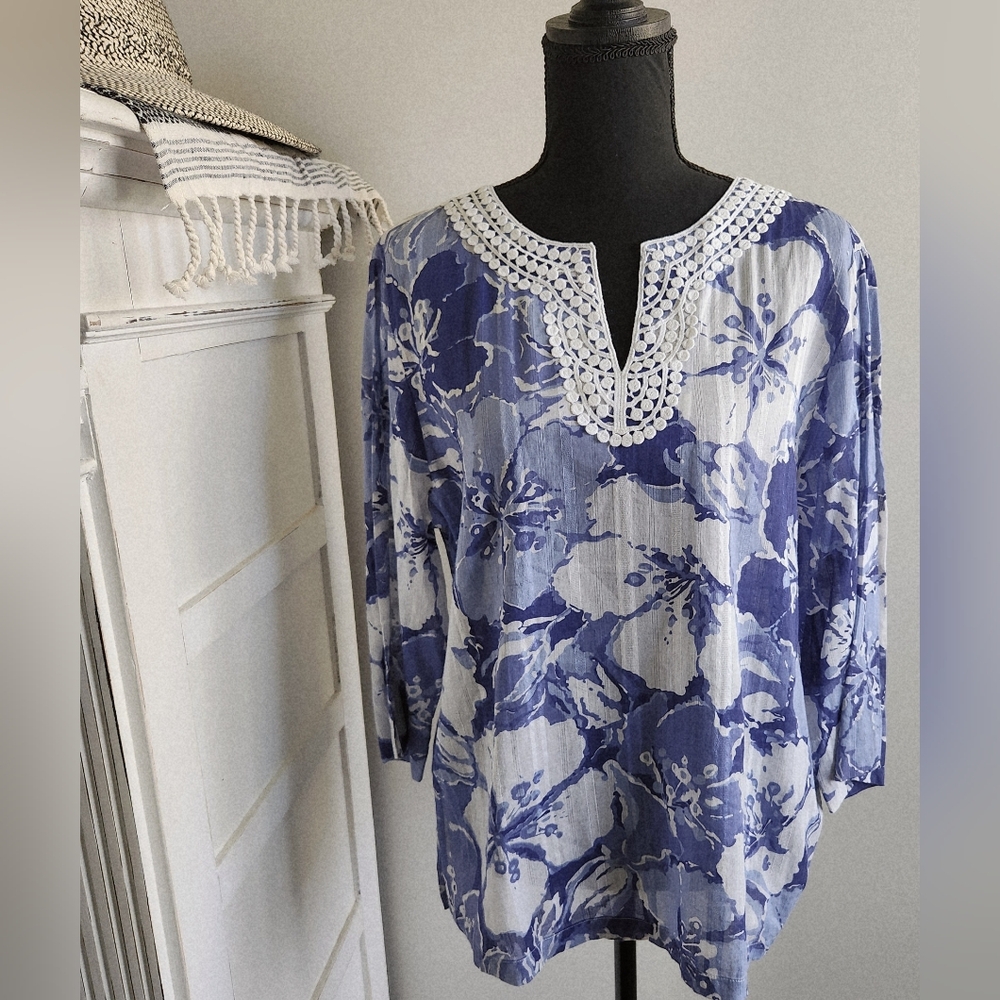 ALFRED DUNNER FLORAL TOP WITH EMBROIDERED COLLAR